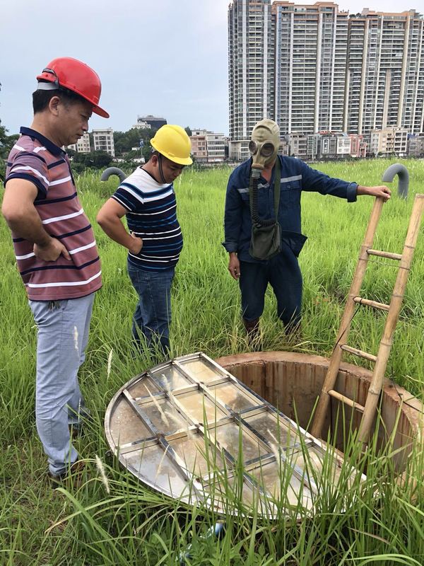 市自来水公司清洗水厂清水池保障饮用水安全.jpg